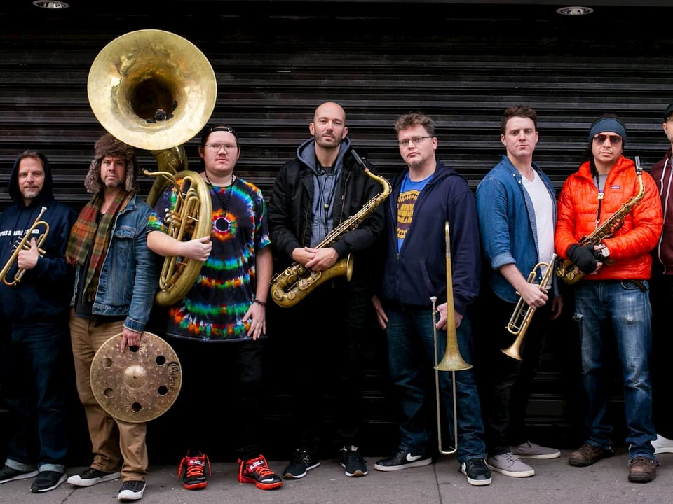 Youngblood Brass Band dans un visuel promotionnel officiel