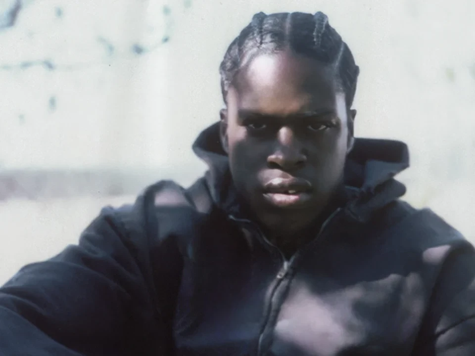 Daniel Caesar — visuel promotionnel officiel, illustration de l'article sur son premier concert en Belgique le 8 septembre 2026