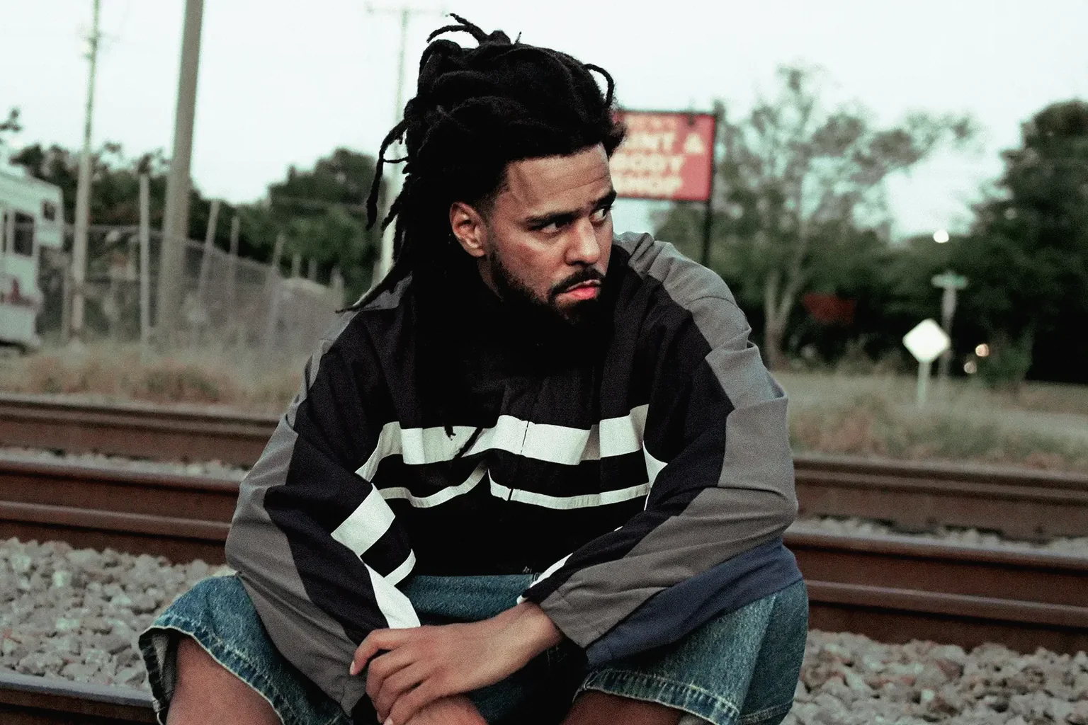 J. Cole — visuel promotionnel officiel, illustration de l'article sur son passage en Belgique le 17 octobre 2026
